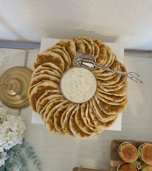 Gebäckkranz mit Dip, daneben goldene Deko
